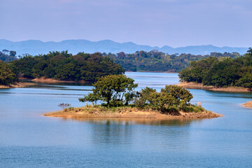 Presa Miguel del la Madrid en Temazcal Oaxaca México, embalse de agua que genera paisajes de islas, montañas , nubes y agua azul.