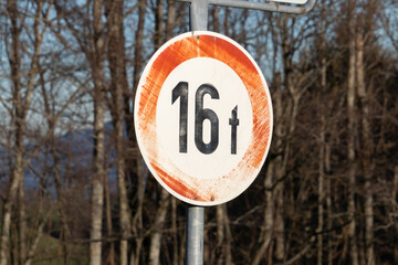 Verkehrszeichen kennzeichnet maximales Gewicht von 16 Tonnen