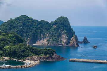 Obraz premium 兵庫県 新温泉町の城山園地から眺める日本海と夏景色