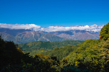 Naklejka premium 長野県 白沢洞門から眺める北アルプスと秋景色