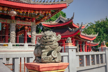 Obraz premium Traditional Chinese guardian gate statute on the Chinese temples when Chinese new years. The photo is suitable to use for Chinese new year, lunar new year background and content media.