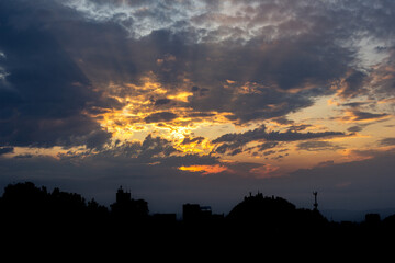 Silueta de la ciudad durante el atardecer