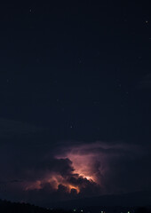 Fototapeta premium Rayo iluminando nube