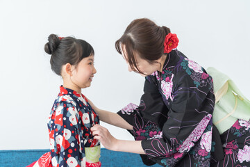 和装をする母と娘