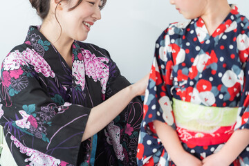 和装をする母と娘