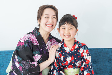 和装をする母と娘