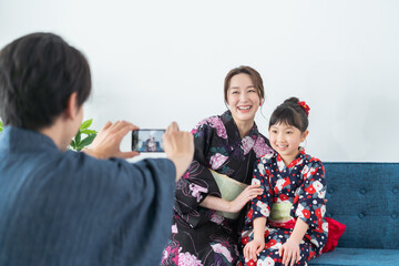 母と娘を撮影をする日本人男性