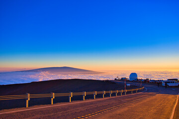 高山から見下ろす道路と雲海
