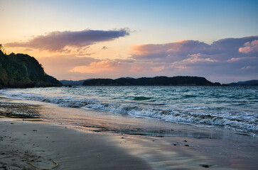 波が打ち寄せる志摩の海岸