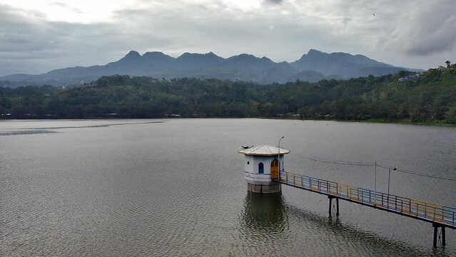 the beauty of reservoirs, lakes and mountains with bottom-up shooting
