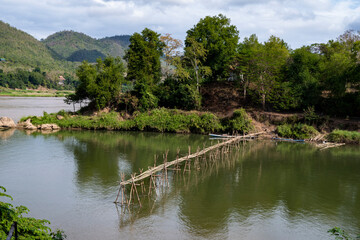 Fototapeta na wymiar Pont de bambou à Luang Prabang sur la rivière Nam Khan