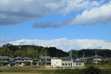 秋の日本の都市郊外の風景(神戸市西区)