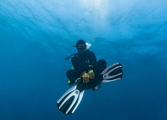 female diver relaxing at the 5 meter /15 feet 3 minute safety stop