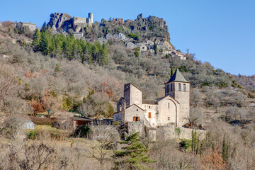 Vue du village de Saint Véran et de son église Notre Dame des Treilles dans la vallée de La...