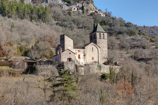 Vue du village de Saint Véran et de son église Notre Dame des Treilles dans la vallée de La Dourbie dans l'Aveyron en région Occitanie