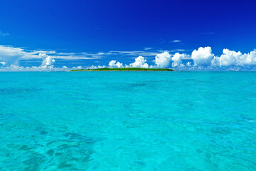 沖縄県小浜島と嘉弥真島の間の海