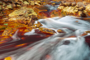 Obraz na płótnie Canvas Lunga esposizione sulle acque rosse di Rio Tinto, Spagna.