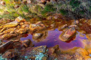 Lunga esposizione sulle acque rosse di Rio Tinto, Spagna. - obrazy, fototapety, plakaty