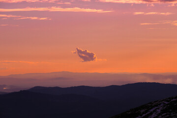 Nuvola solitaria in cielo