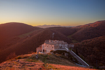 Veduta di Elcito all'alba, Marche.