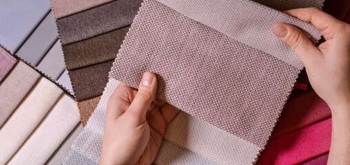 The customer looks at and selects the color fabric she likes, selects the fabric from the fabric...