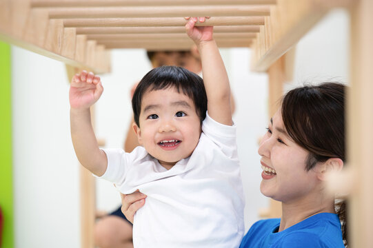 スポーツクラブや保育園でうんていをする子供