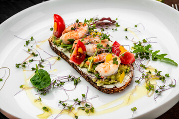 Bruschetta with shrimps, tomatoes and gluacomoli sauce