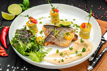 Veal medallion with salad and hummus hummus