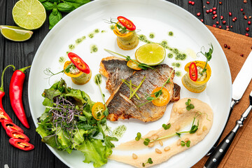 Veal medallion with salad and hummus hummus