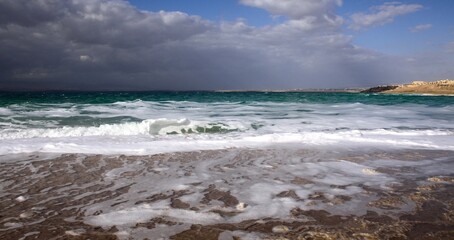 Fototapeta na wymiar Orilla del Mar Muerto, Jordania en un día nublado
