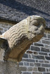 Wasserspeier an einer Kirche im franz&ouml;sischen Plouezoc'h