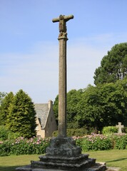 Steinkreuz vor einer Kapelle in Frankreich