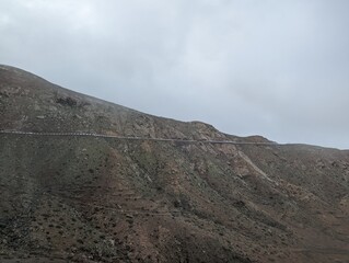Landschaft im Parque Rural de Betancuria, auf Fuerteventura bei bewölktem Himmel und regnerischem Wetter