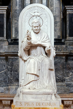 VENICE, ITALY - AUGUST 09, 2016 : Statue of Pope Pius X in Church of San Salvador Church, Venice. Born Giuseppe Melchiorre Sarto in 1835, was Pope from 1903 to his death 1914, canonized in 1954.
