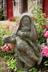 Christliche Figur im Garten der Basilika Notre-Dame in Le Folgoet in der Bretagne