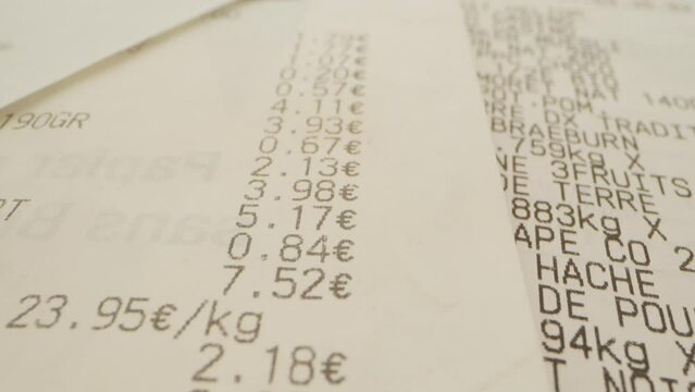 lecture d'un ticket de caisse de supermarch&eacute; centr&eacute; principalement sur les prix en euros