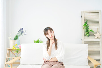 家で考える女性
