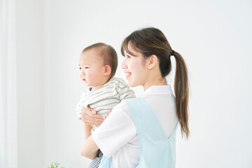 赤ちゃんを抱っこする保育士