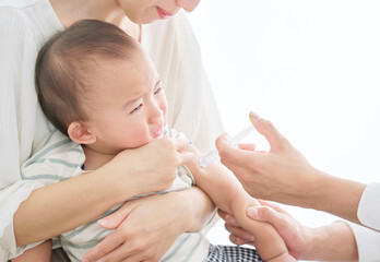 予防接種を受ける乳幼児