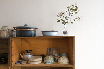 リンゴ箱の食器棚と食器