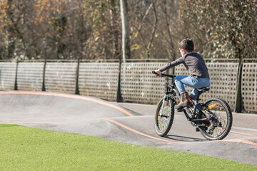 Obraz premium kid unrecognizable on a bicycle