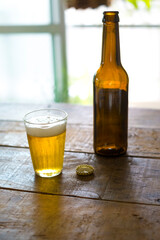 木の机の上のビール