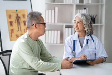 Obraz premium Serious middle-aged female doctor pediatrician talk with male patient, examine and discussing about the illness.