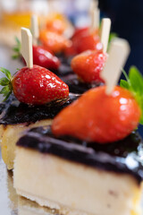 Pastel de queso con frutos rojos y fresas