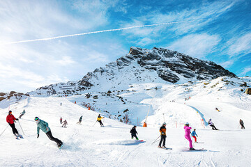 Winterlandschaft mit Skifahrern in Tirol