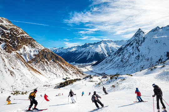 Winterlandschaft mit Skifahrern in Tirol