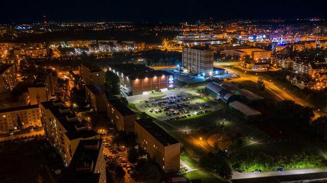 Gorz&oacute;w Wielkopolski nocą, widok z lotu ptaka na osiedle manhattan