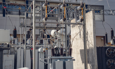 High voltage electric power plant current distribution substation