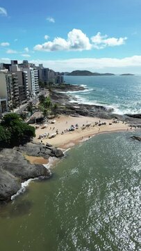 Imagem aérea das praias do centro de Guarapari, Praia da Areia Preta, Praia das Castanheiras e Praia dos Namorados. Manhã ensolarada de carnaval no Espírito Santo, Brasil.