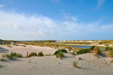 D&uuml;nenlandschaft an der Nordsee, Rotterdamer Hafen im hintergrund